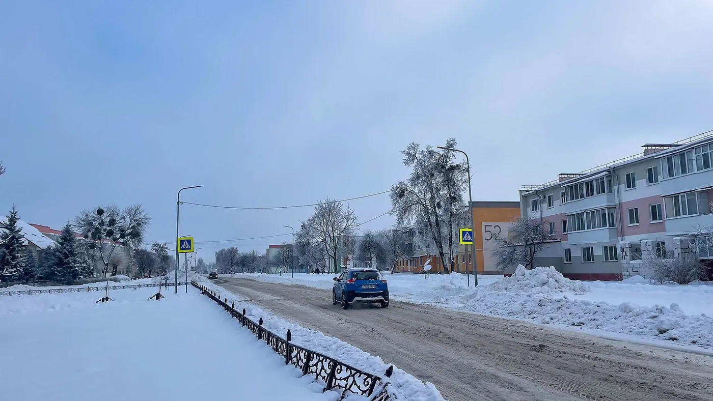 Заснеженная загородная дорога
